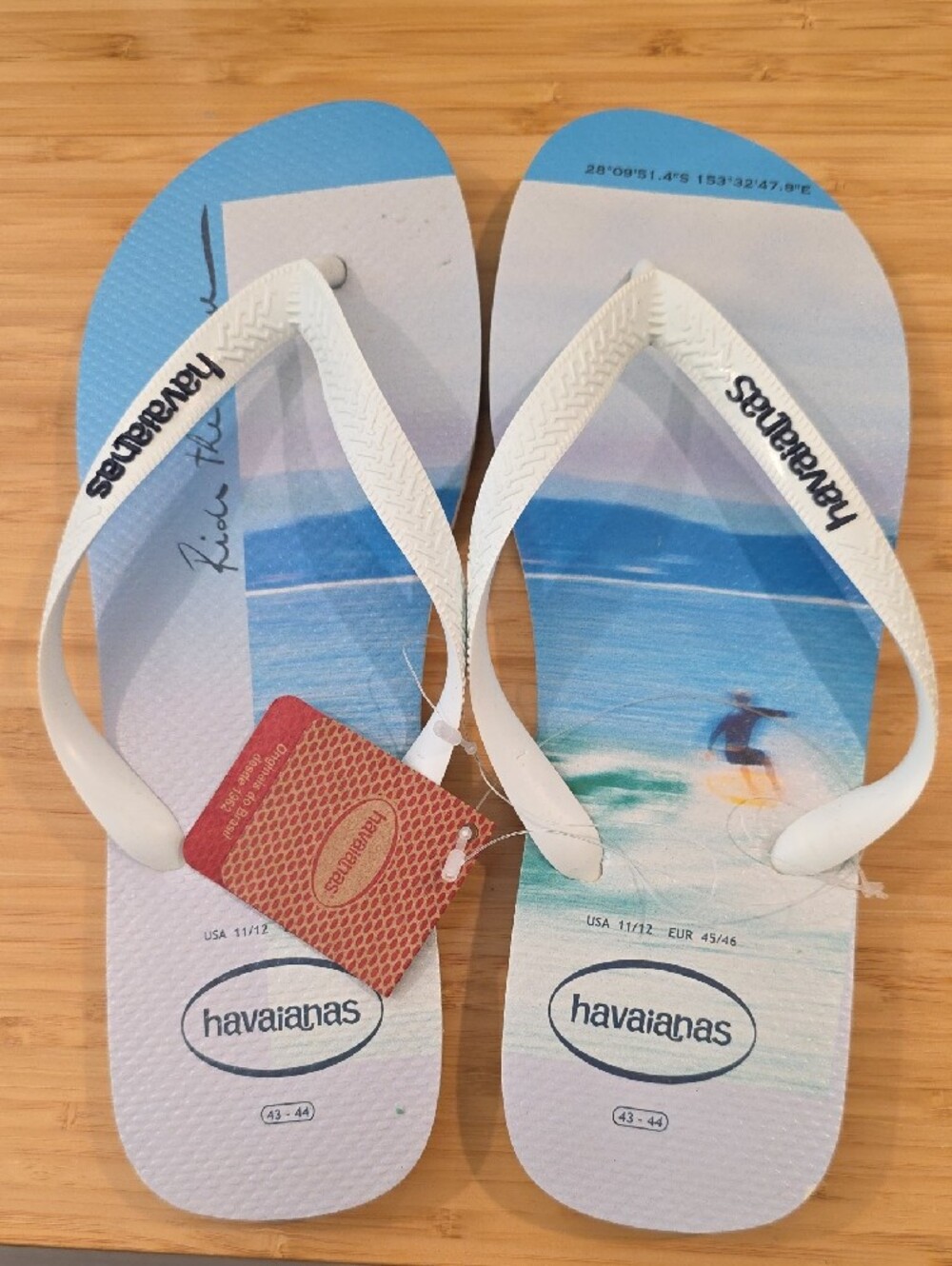NWT $30 HAVAIANAS SURF GRAPHIC WHT & BLUE FLIP FLOP THONG SANDALS #2 SIZE 11/12